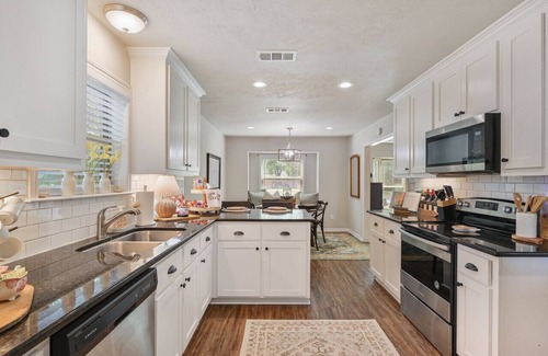 La Brisa House | Good Bull Getaway: 3 Br + Backyard Deck