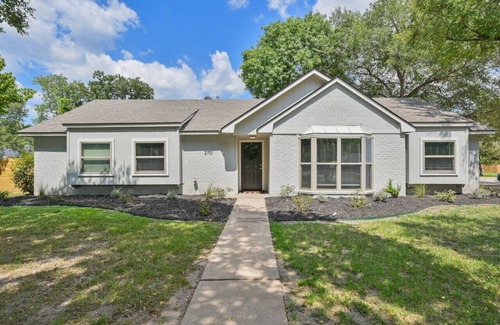 La Brisa House | Good Bull Getaway: 3 Br + Backyard Deck