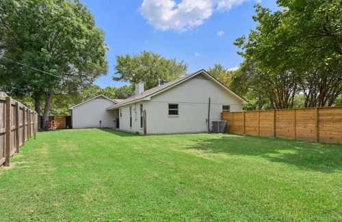 La Brisa House | Good Bull Getaway: 3 Br + Backyard Deck