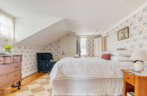 Egremont House | Good Dale Room at Egremont Village Inn by AvantStay | Music, Bar, Farm!