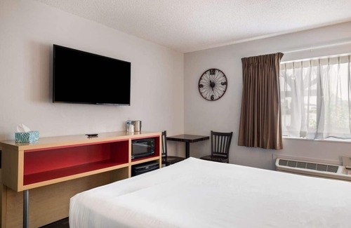 Ontario Hotel | Good Value! Indoor Pool, Pet-friendly Property, Free Parking, Free Breakfast