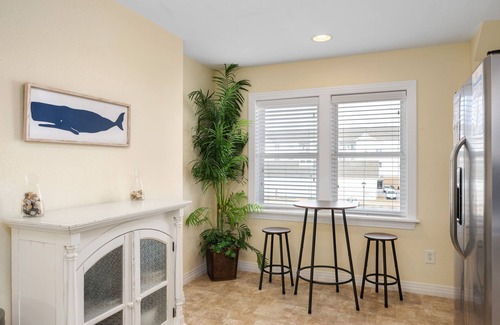 Bermuda Bay House | Good Vibes at Cambridge Cove Town Home, Family Fun Water Park, Beat Traffic with Flex-Stay
