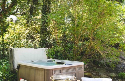 Auburn House | Good Vibes Bungalow with Hot Tub