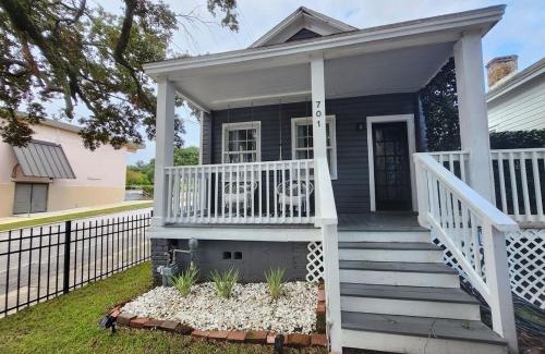 Downtown House | Good Vibes Downtown Cottage