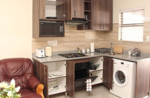 Goodwood Apartment | Goodwood Oasis - 5mins to GrandWest / free parking/ free Wi-Fi