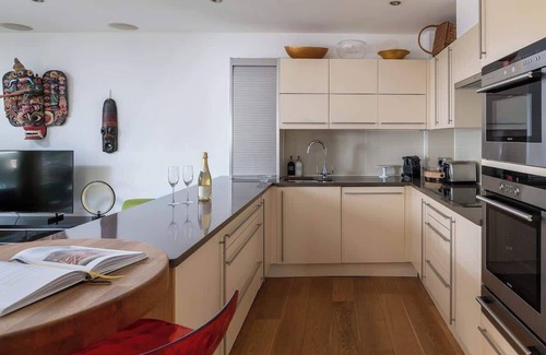Ampney Crucis House | Goose Landing | Cotswold Lakehouse + Sunset Views