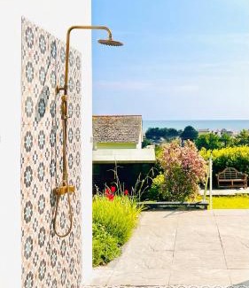 Pendine House | Gordy Hall -Sea facing Welsh cottage with stunning views