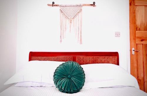 Pendine House | Gordy Hall -Sea facing Welsh cottage with stunning views