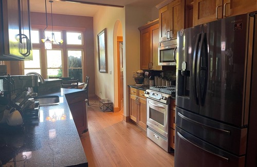 Hood River House | Gorge Getaway!.Custom Home w/Heated Pool/Hot tub/Sauna/Theatre room