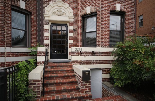 Columbia Heights Apartment | Gorgeous 1 Bdrm 1Den 2queens and full bed - METRO Supermarkets