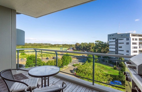 Wentworth Point Apartment | Gorgeous 1-Bed with Balcony, Pool and Sauna