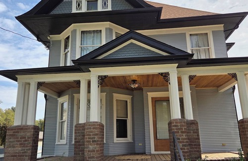 Grinnell House | Gorgeous 1908 Estate on 1 acre of land. 6 blocks from Grinnell College.