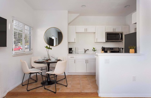 Golden Hill Apartment | Gorgeous 2/1 Apt in the Heart of San Diego! Sleeps 5, Free WiFi & Netflix, Full