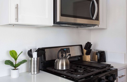 Golden Hill Apartment | Gorgeous 2/1 Apt in the Heart of San Diego! Sleeps 5, Free WiFi & Netflix, Full