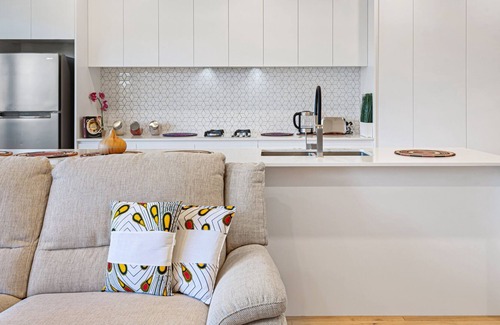 Carnegie Apartment | Gorgeous 2-Bed Apartment Near Retail and Transport