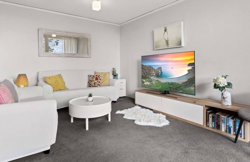 Cremorne Apartment | Gorgeous 2-Bed Apartment with Pristine Views