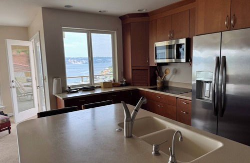 West End Apartment | Gorgeous 2-bedroom view apartment in University Place