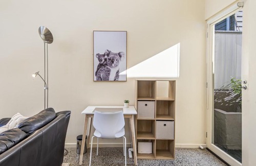 Brunswick House | Gorgeous 2-Bed Victorian Home in Artsy Suburb