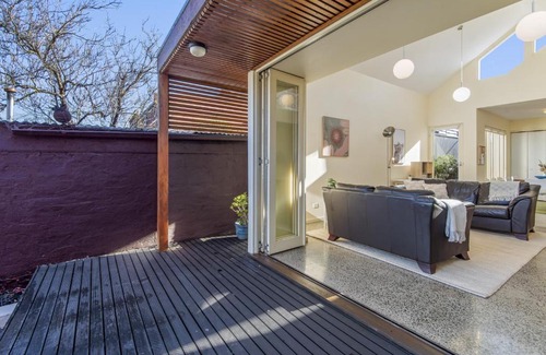 Brunswick House | Gorgeous 2-Bed Victorian Home in Artsy Suburb