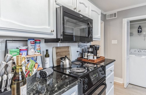 Inniswold Condo | Gorgeous 2-bedroom with 2 en-suite bathsnClose to shops & top dining venues