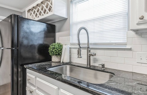 Inniswold Condo | Gorgeous 2-bedroom with 2 en-suite bathsnClose to shops & top dining venues