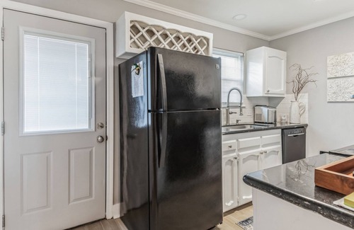 Inniswold Condo | Gorgeous 2-bedroom with 2 en-suite bathsnClose to shops & top dining venues
