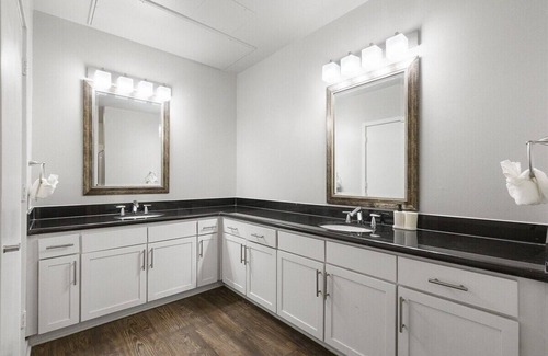 Dawson Apartment | Gorgeous 2B on South Congress w/Pool, Gym