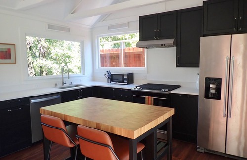 Greenbrae Cottage | Gorgeous 2Bd + Loft with Deck and Gardens. Soaring 20 ft ceilings, huge windows!