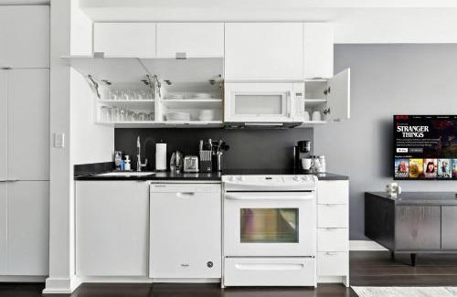 CityPlace Apartment | Gorgeous 2BR in Downtown Toronto w City Views