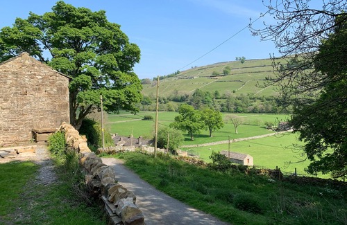 Fremington House | Gorgeous 3 bed cottage overlooking the Valley. Sleeps 5 people & 2 dogs, w/Wifi, gas central heating