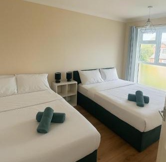 Abbey Wood Apartment | Gorgeous 3 bed House - Free Parking near Elizabeth line