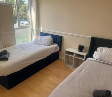 Abbey Wood Apartment | Gorgeous 3 bed House - Free Parking near Elizabeth line