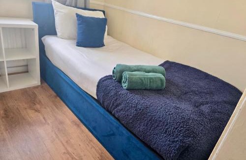 Abbey Wood Apartment | Gorgeous 3 bed House - Free Parking near Elizabeth line