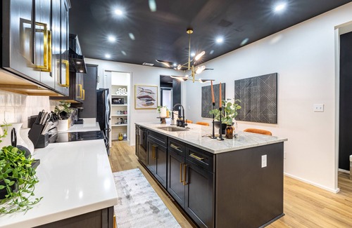 Memphis House | Gorgeous 3 bedroom 2 full bath home just minutes from Downtown Beale Street.