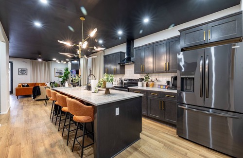 Memphis House | Gorgeous 3 bedroom 2 full bath home just minutes from Downtown Beale Street.