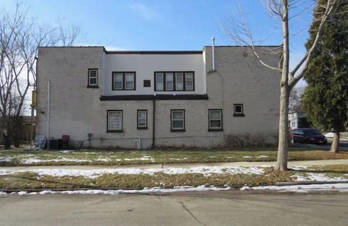 Wauwatosa Apartment | Gorgeous 3 Bedroom Apartment w/Free Parking
