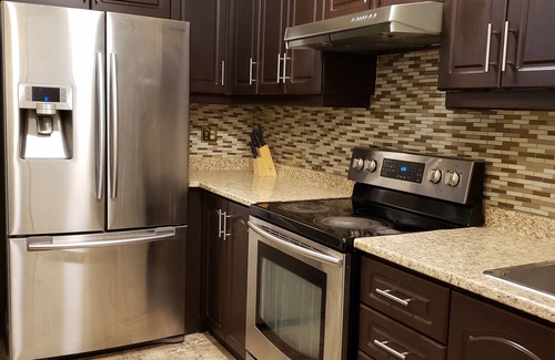 Mississauga Valleys Condo | Gorgeous 3 bedroom condo apartment in Square One Mississauga