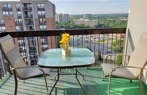 Mississauga Valleys Condo | Gorgeous 3 bedroom condo apartment in Square One Mississauga