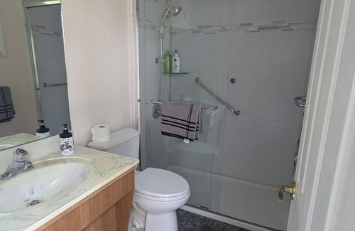 Northwest Calgary House | Gorgeous 3-bedroom house with AC and Hot tub for rent