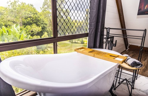 Blackbutt Cabin | Gorgeous 3 bedroom raked ceiling cabin