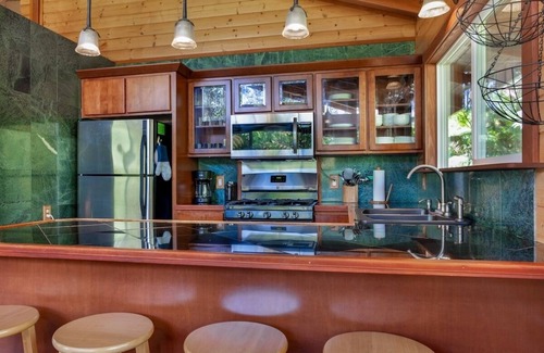 Volcano House | Gorgeous 3bd/2ba villa with covered patio, ping pong table, BBQ & playground