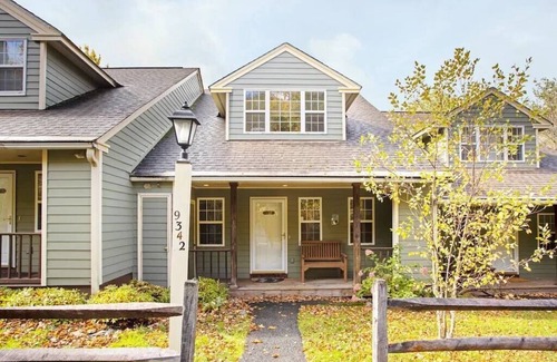 Hancock House | Gorgeous 3BR 3BA Sleeps 10 Ski On/Off Jiminy Peak-2000 Sq Ft Mountainside Con