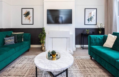 Chelmsford House | Gorgeous 3BR Home HIGH STREET LOCATION by Luxiety Stays