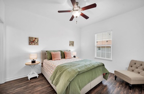 Wellborn House | Gorgeous! 4/4.5 Townhome in Aggieland - The Revelry