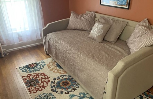 Everett House | Gorgeous 4-bd home w/ private patio/sitting porch
