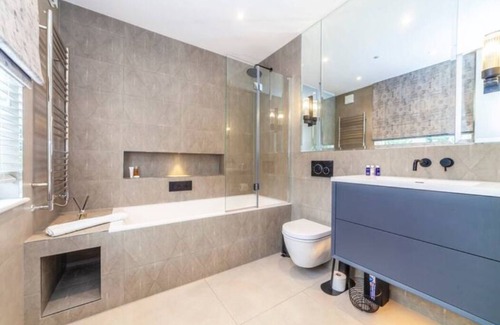 Shaftesbury Apartment | Gorgeous 4 Storey 4 BDR flat - Smarthost