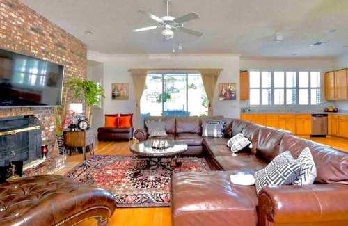 Alachua House | Gorgeous 4BR Home | University of Florida I Springs | Sleeps 15 - G01