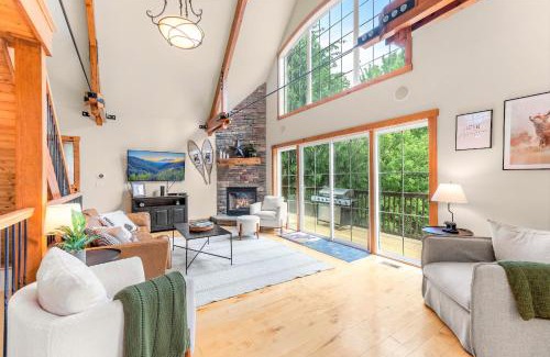 Ellicottville Ski Chalet | Gorgeous 5 Bdr with Hot Tub - Walk to Holi-Mont!