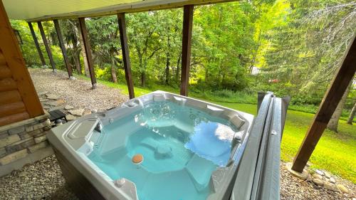 Ellicottville Ski Chalet | Gorgeous 5 Bdr with Hot Tub - Walk to Holi-Mont!