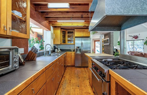 Calabasas House | Gorgeous 5-bedroom estate in Malibu Canyon with 2 private apartments, sleeps 13!
